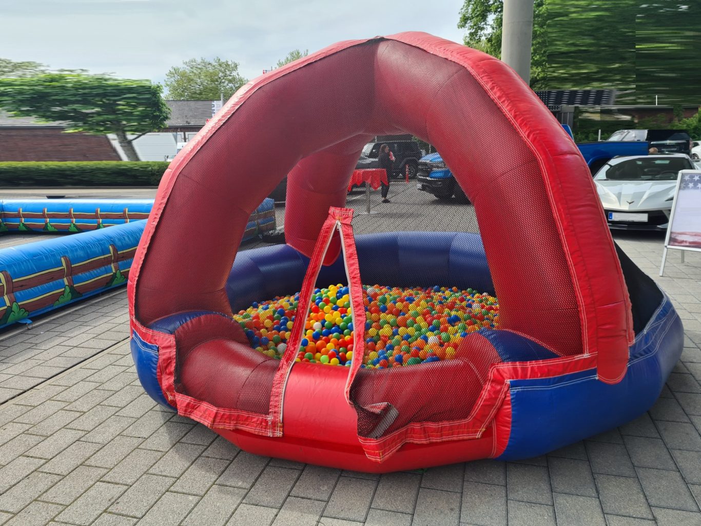 Bällepool (groß) Aufblasbares Spielzelt mit bunten Kunststoffbällen innen.